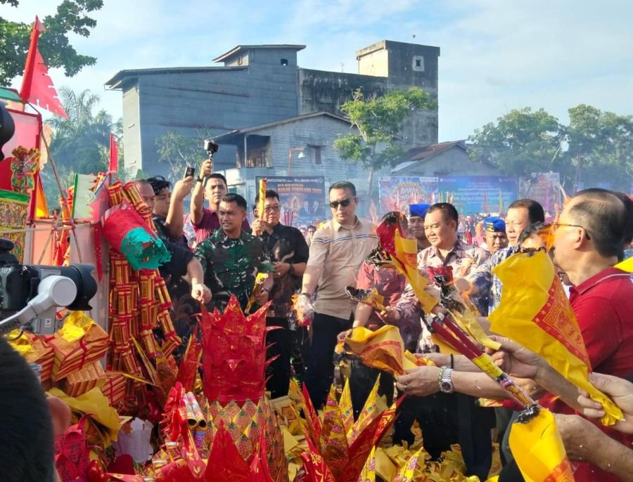 Komandan Kodim 0321/Rohil dan Para Pejabat TNI Turut Hadiri Kirab Replika Tongkang 2026