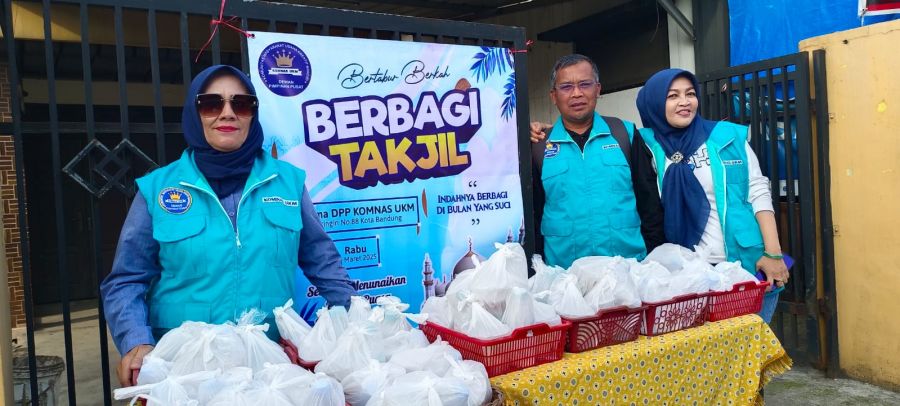 Komnas UKM Bagikan Ratusan Takjil Gratis di Kota Bandung
