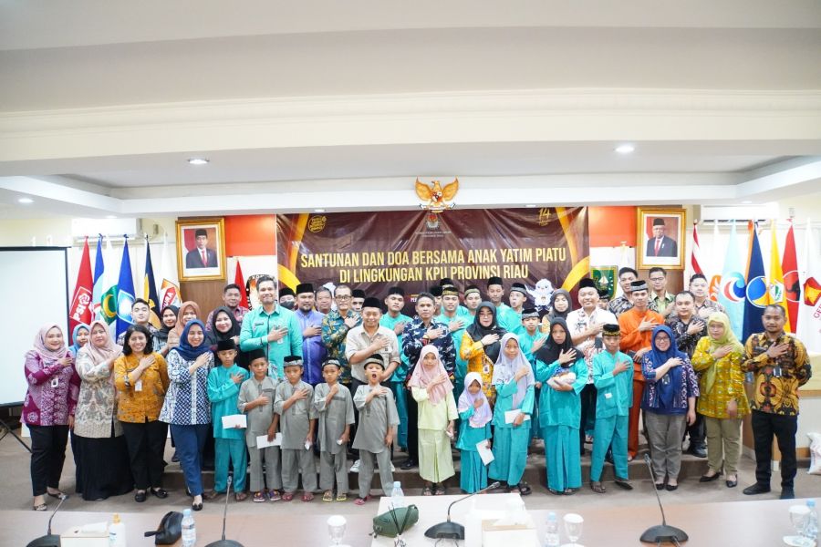 KPU Riau Serahkan Santunan dan Doa Bersama Anak yatim Piatu