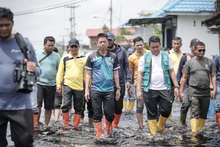Kunjungi Warga Terdampak Banjir, Bupati Rohil Bagikan Ratusan Paket Sembako