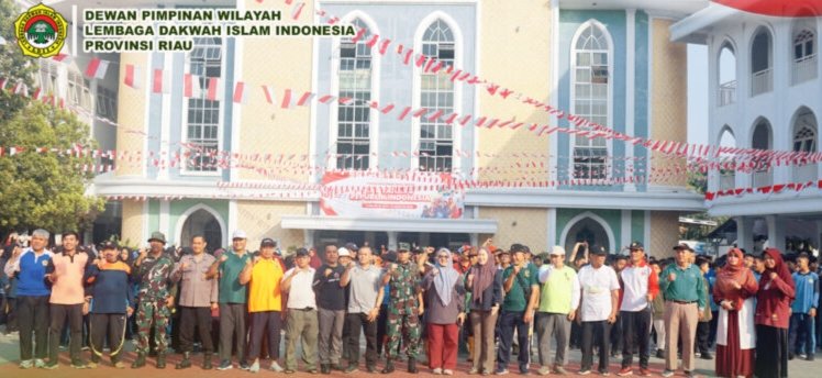 LDII Riau Kerahkan Ratusan Warga Bersihkan Drainase Jelang HUT RI
