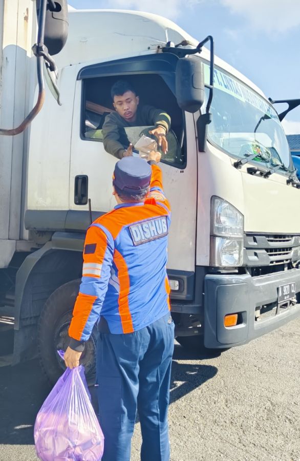 Macet Parah di Ketapang, Pemkab Banyuwangi Turun Tangan Bantu Sopir dan Atur Lalu Lintas