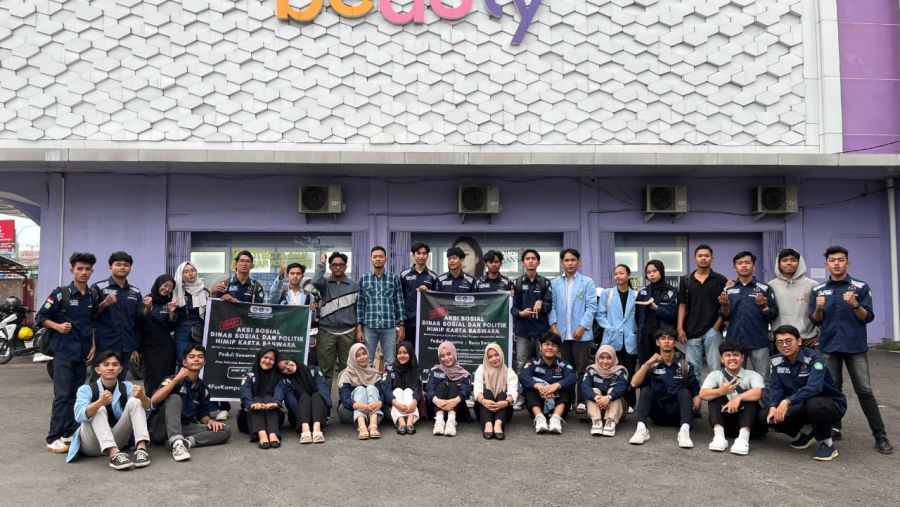 Mahasiswa Ilmu Pemerintahan Sosial Politik UNRI Peduli Korban Banjir di Kampar