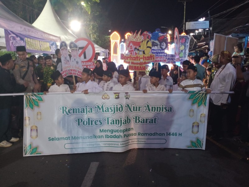 Masjid Nur' Anisa Polres Tanjung Jabung Barat Meriahkan Festival Arakan Sahur