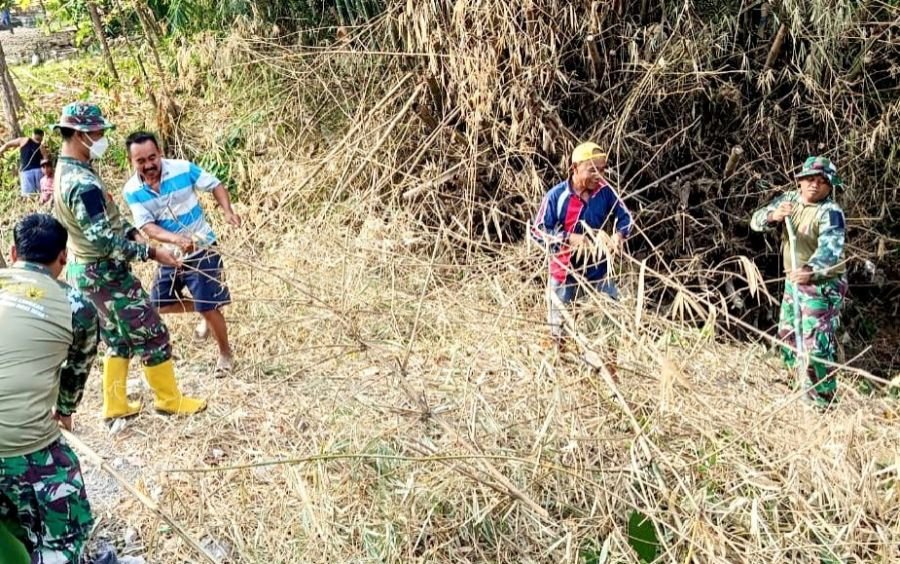Membangun Masa Depan: Satgas TMMD 129 Bojonegoro dan Warga Bersih-Bersih Sungai Kesongo