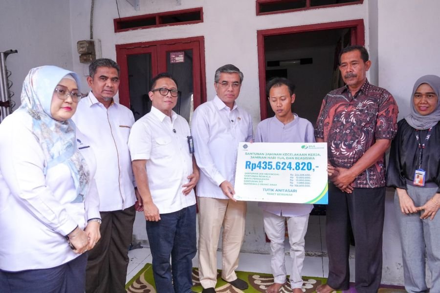 Menaker Serahkan Santunan BPJS Rp435 Juta kepada Ahli Waris Korban Kecelakaan KA