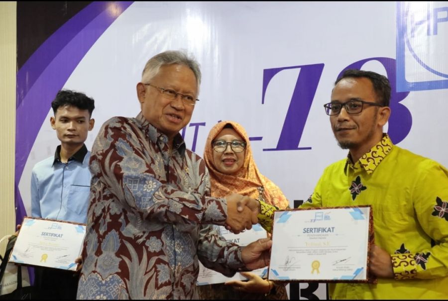 Menteri Pendidikan Beri Piagam Mentor Terbaik kepada Yefrizal