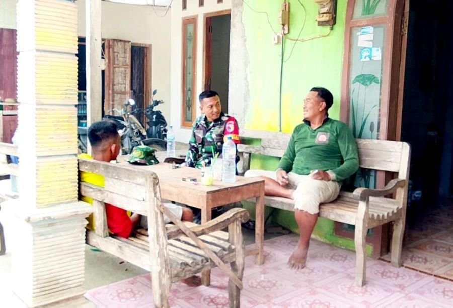 Menganyam Kebersamaan di Teras Desa: Cara Babinsa Kesongo Rangkul Warga Sukseskan TMMD 129 Bojonegor