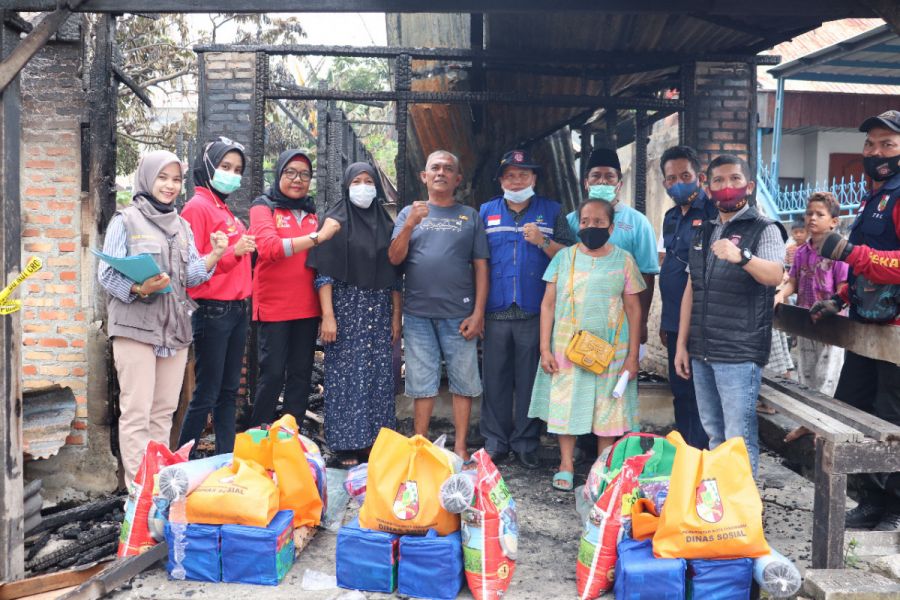 Meski Hari Libur Kerja, Kadinsos Turun Serahkan Bantuan Bagi Korban Kebakaran