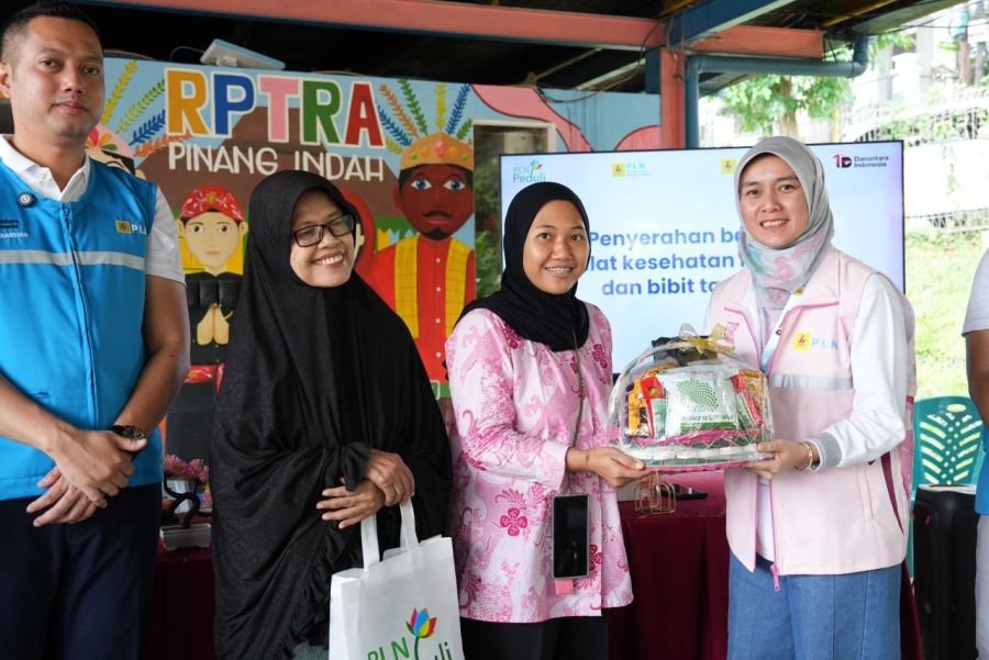 Momentum Hari Bumi, Kartini PLN MCTN Beri Bibit Tanaman untuk RPTRA Pinang Indah