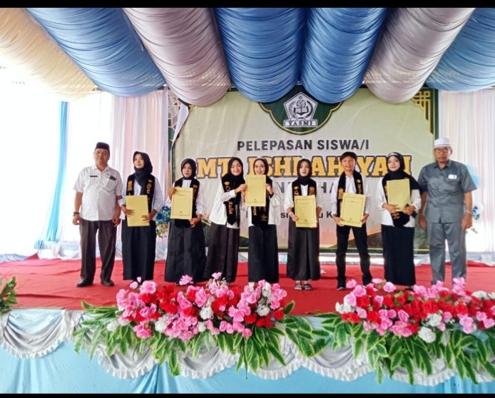 10 Siswa Berprestasi Raih Penghargaan di Pelepasan MTS Islahiyah, Kapolsek Beri Motivasi
