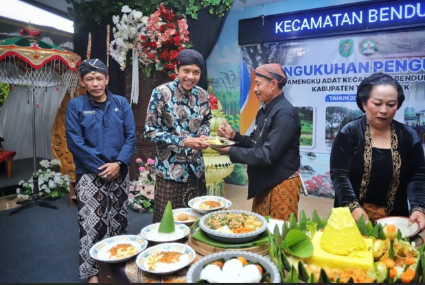 Pamengku Adat Bendungan Dilantik, Wabup Syah : “Identitas Budaya Kita Harus Tetap Berdiri Kokoh”
