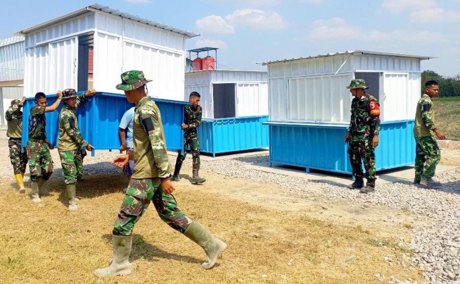 Panas Terik Tak Masalah! Satgas TMMD 129 Bojonegoro Gotong 'Lapak Masa Depan' Demi UMKM Kesongo