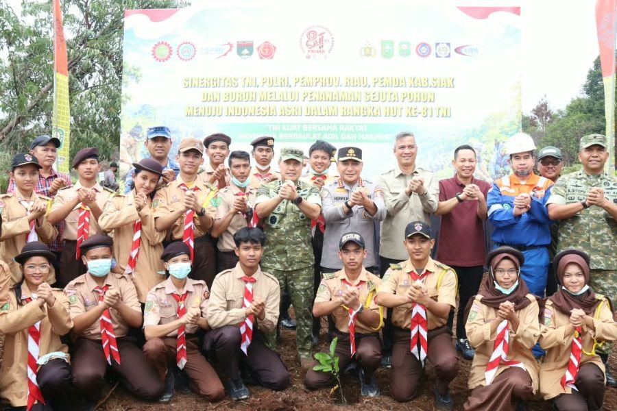 Pangdam XIX dan Kabaharkam Polri Tanam 20.000 Pohon di Siak
