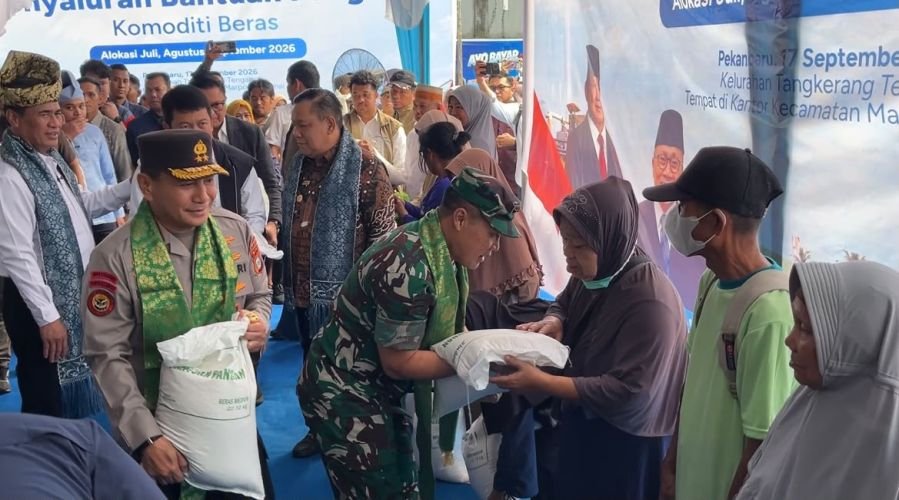 Pangdam XIX/Tuanku Tambusai Dampingi Mentan Amran Serahkan Bantuan Beras di Pekanbaru