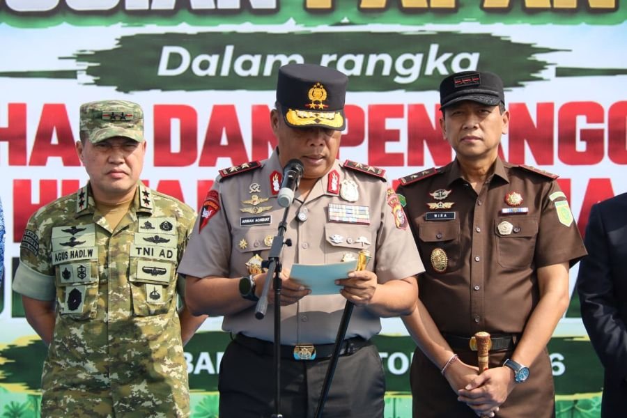 Pangdam XIX/Tuanku Tambusai dan Forkopimda Riau Distribusikan 260 Papan Cegah Karhutla