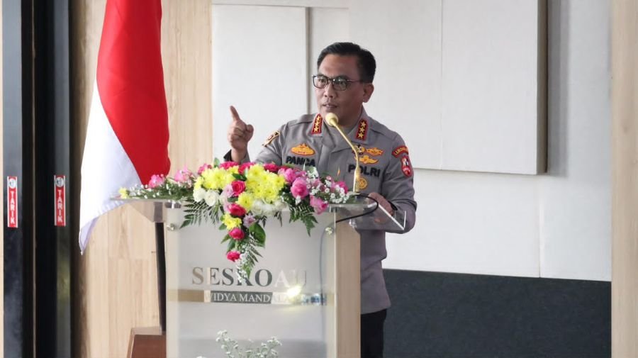 101 Personel Brimob BKO Polda NTT Bantu Warga Terdampak Gempa