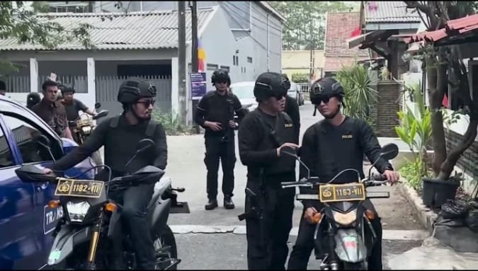 Patroli Crime Strike di Kampung Ambon, Polda Metro Jaya Temukan Bong dan Senjata Tajam