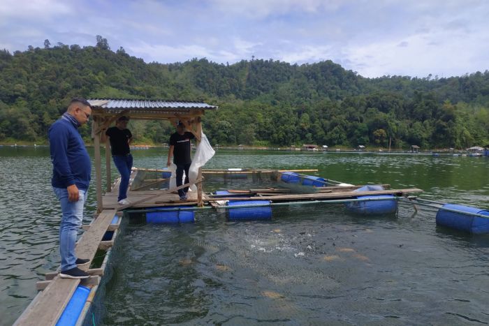 Pehobi Vespa Pekanbaru, 'Cuci Mata' Di Danau PLTA Koto Panjang