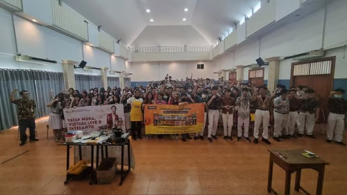 Pelatihan Public Speaking Bersama Coach Priska Sahanaya dan Pronas di SMA Santo Kristoforus 2