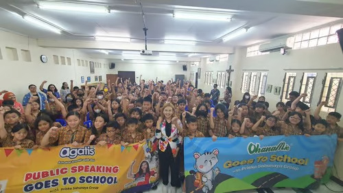 Pelatihan Public Speaking bersama Coach Priska Sahanaya di SD Regina Pacis