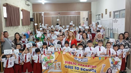Pelatihan Public Speaking Bersama Priska Sahanaya di SD Kasih Immanuel Taman Surya dan Taman Palem