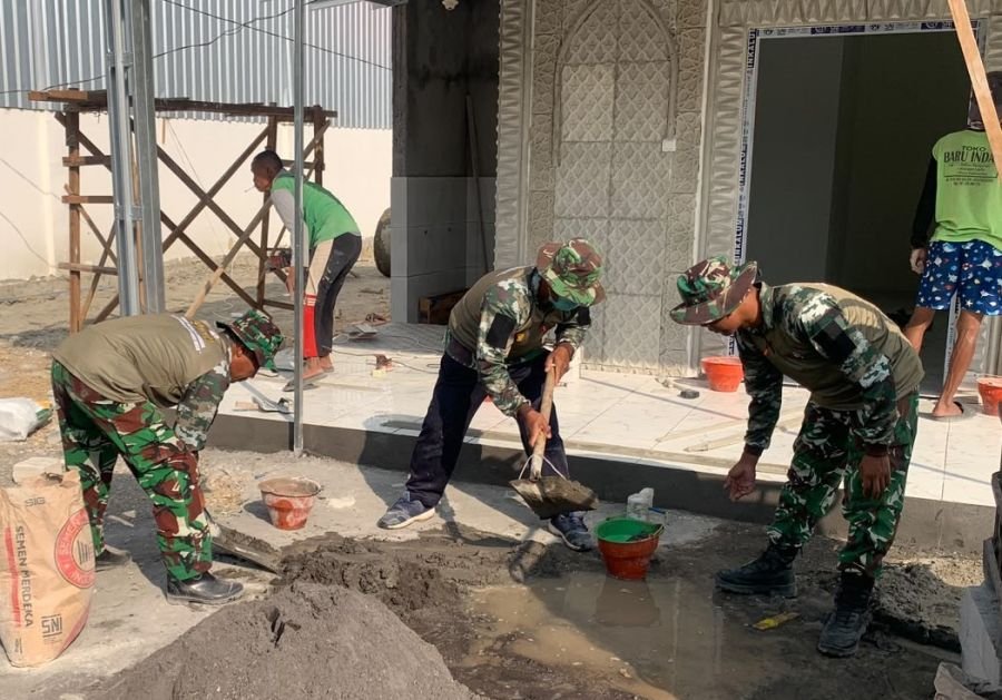 Pembangunan Musholla Rest Area di TMMD 129 Bojonegoro Tahap Pasang Keramik dan Pengecatan Teras