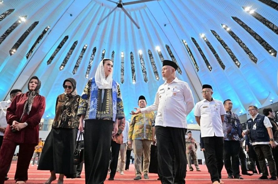 Pemprov Sumbar Bantah Hoaks Menteri Pariwisata Bersepatu di Masjid