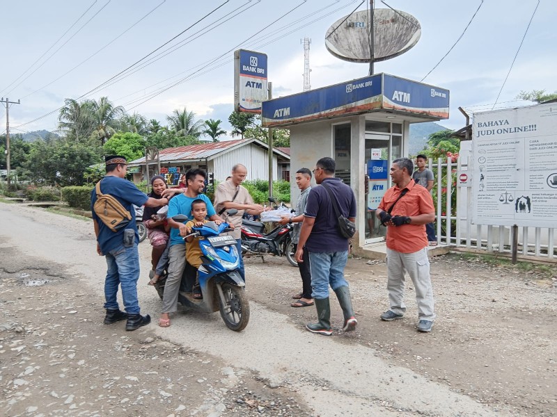 Pengurus PT Socfindo Irwan Saban berikan takjil kepada warga yang sedang lintas di  depan kantor PT