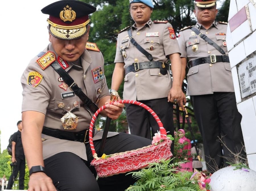 Peringati HUT Bhayangkara ke-79, Kapolda Riau Ziarah ke Makam Pahlawan