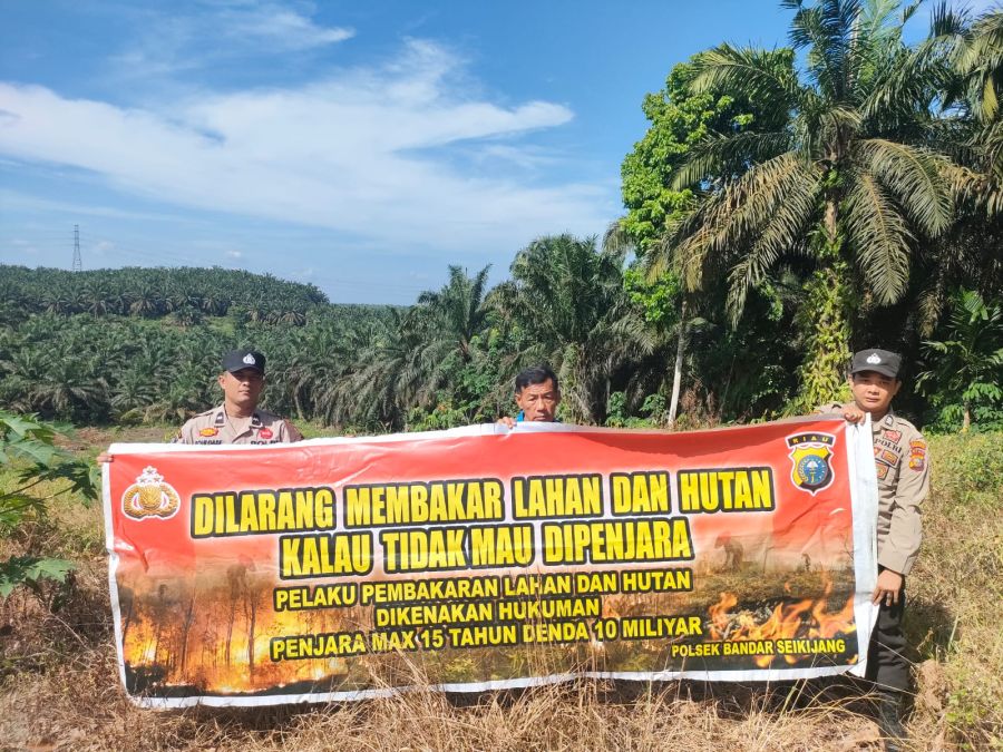 Personil Polsek Bandar Seikijang Sampaikan Maklumat Kapolda Riau tentang Karhutla