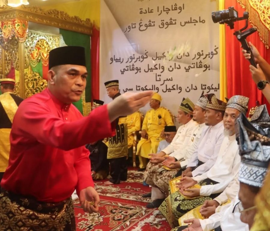 Pimpinan dan Anggota DPRD Riau Hadiri Tepung Tawar Sambut Gubri & Wagubri beserta 24 Kepala Daerah