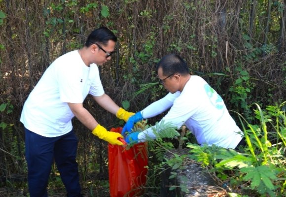 PLN Group di Riau Bersatu Jaga Bumi, Bersihkan Ratusan Kilogram Sampah dan Tanam Ratusan Pohon