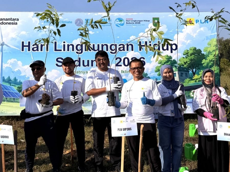 PLN Group Riau Bersatu Jaga Bumi Bersihkan 359 Kg Sampah dan Aksi Tanam Pohon di Stadion Utama