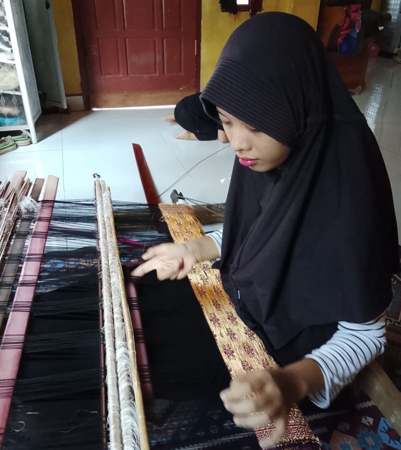PLN Hidupkan Regenerasi Penenun Muda, Kilau Songket Banyuasin Gerakkan Ekonomi Desa Merah Mata