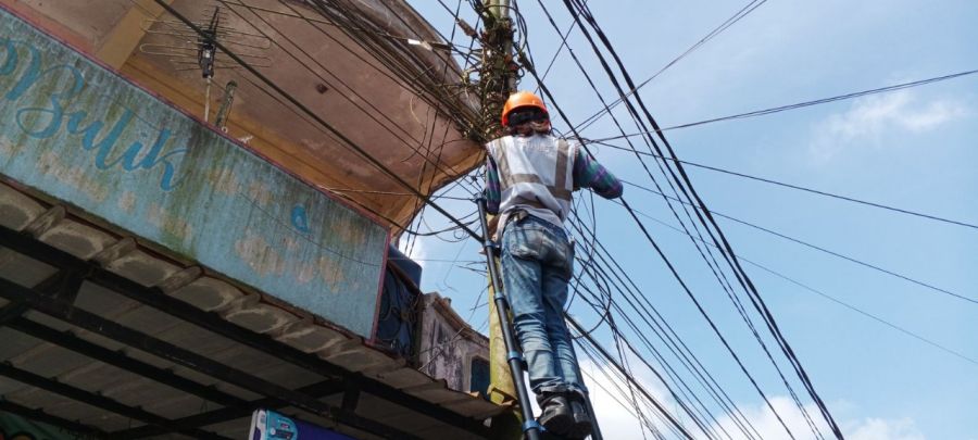 PLN Icon Plus Tertibkan Kabel FO di Padang Panjang Demi Layanan Lebih Andal