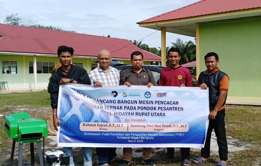 Polbeng Serahkan Mesin Pencacah Pakan, Petani Pesantren di Rupat Kini Lebih Produktif