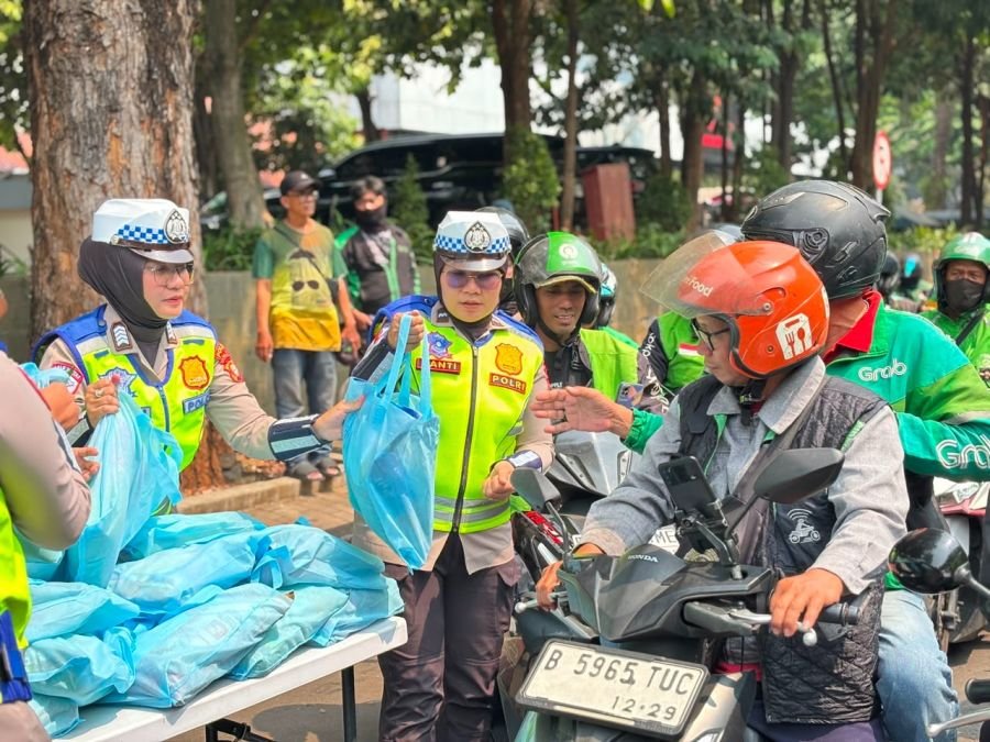 Polda Metro Jaya Bagikan 250 Paket Sembako kepada Pengemudi Ojol