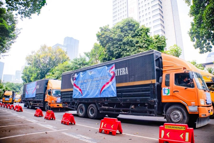 Polda Metro Jaya Kirim 12 Truk Bantuan untuk Korban Gempa NTT