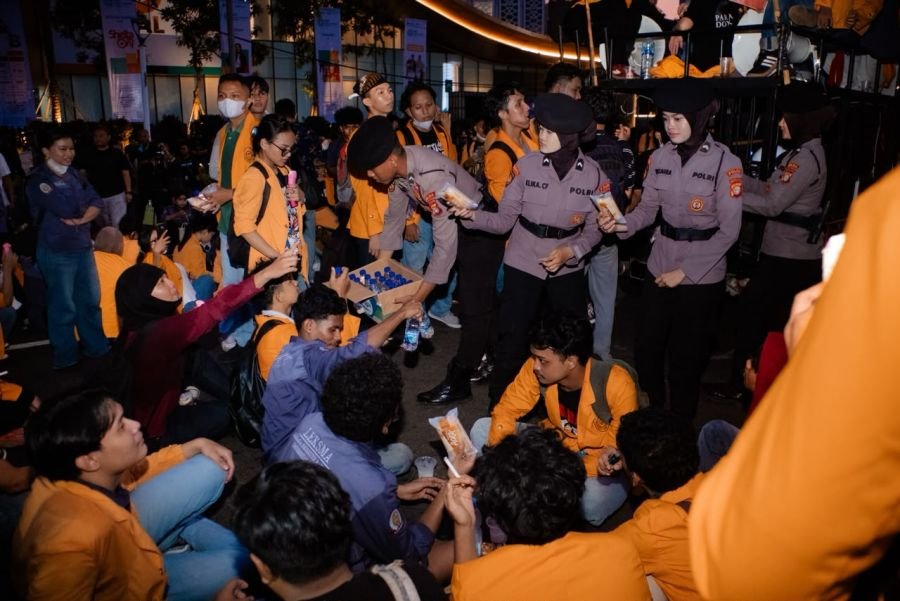 Polisi Bagikan Minuman dan Makanan Ringan kepada Mahasiswa Peserta Aksi di Medan Merdeka Selatan