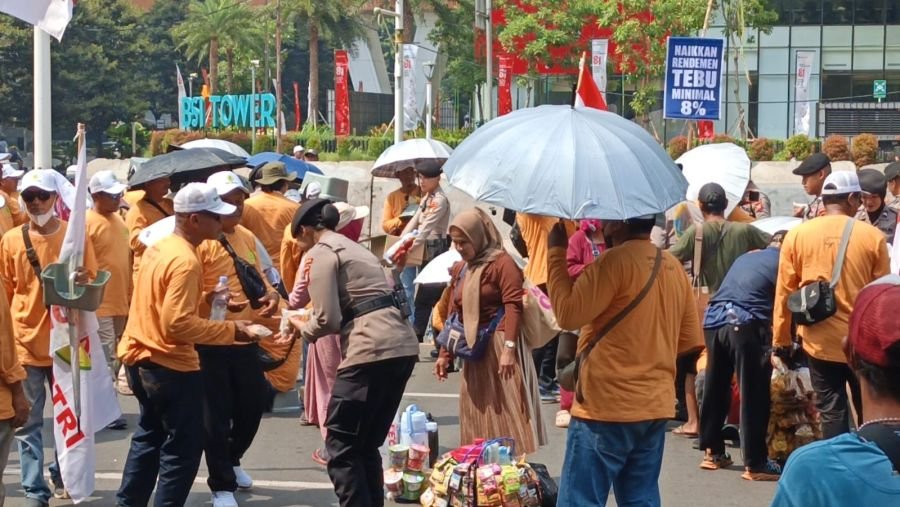 Polisi Bagikan Roti dan Air Mineral ke Massa Petani Tebu di Monas
