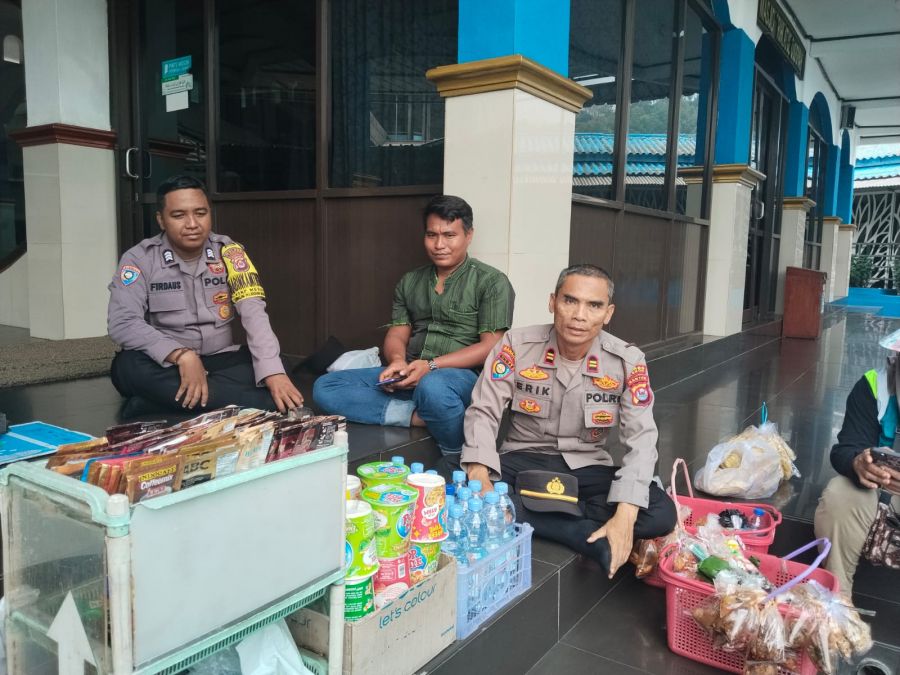 Polisi Sambangi Pedagang Asongan di Pelabuhan Merak, Jaga Kamtibmas Lewat Dialog Santai