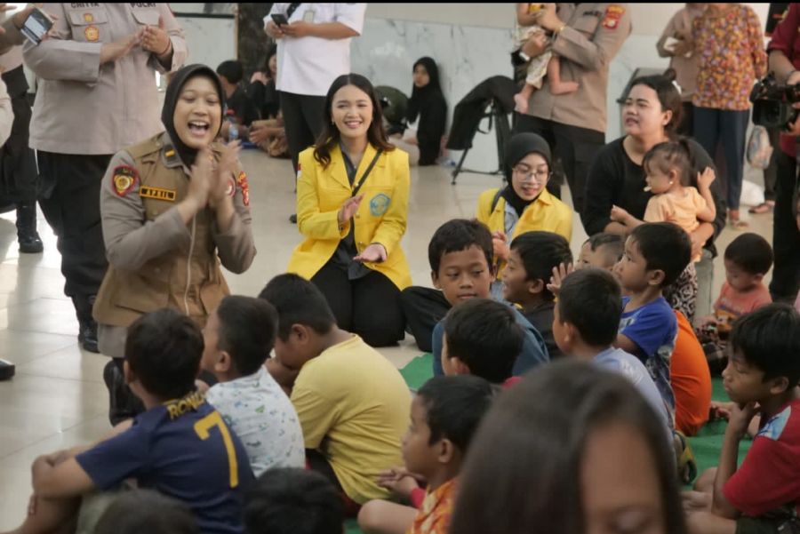 Polri dan Mahasiswa UI Gelar Trauma Healing untuk Korban Banjir Jaktim