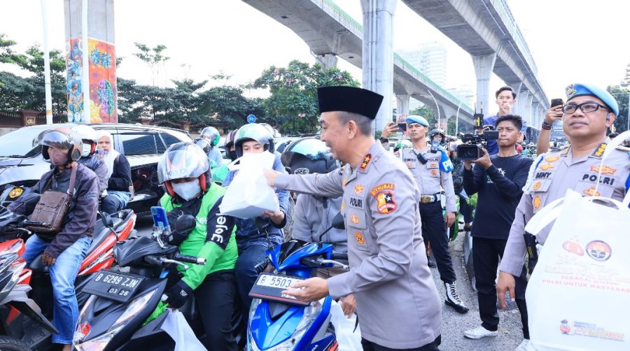 Polri dan Media Bagikan 136 Ribu Takjil, Perkuat Sinergi Ramadan