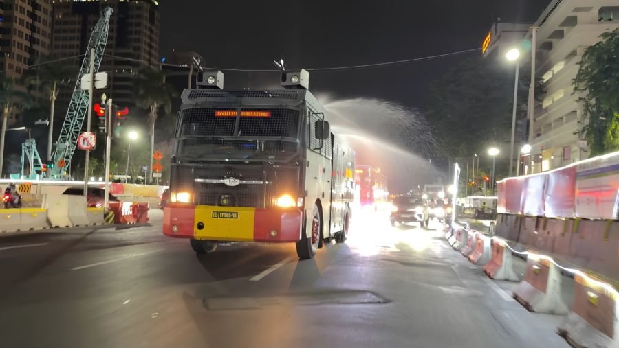 Polri Kerahkan Water Cannon, Bagikan Masker untuk Warga Terdampak Erupsi Anak Krakatau