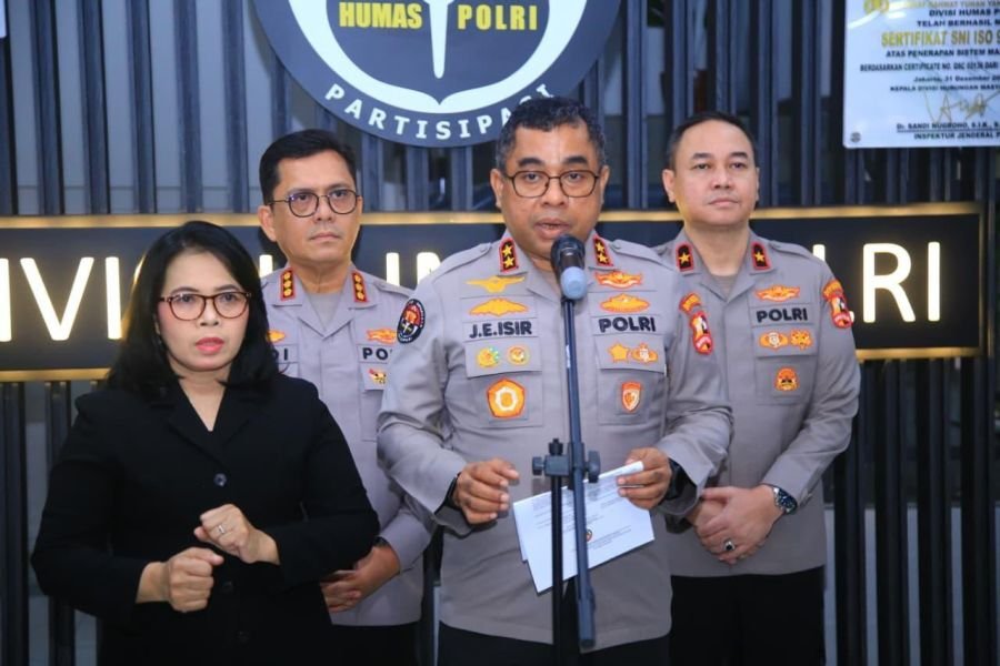 Polri Semprot Jalan dan Bagikan Masker, Warga Diminta Waspadai Abu Anak Krakatau