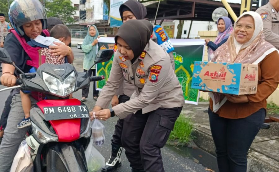 Polsek Senapelan Bagikan Takjil untuk Warga Pekanbaru