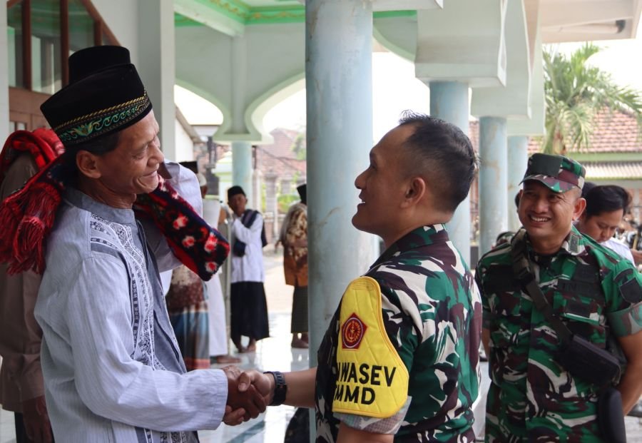Potret Kebersamaan Tim Wasev TMMD 129 Bojonegoro di Desa Kesongo