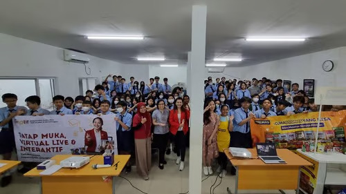 Priska Sahanaya, PRONAS, dan SINOTIF Gelar Workshop Public Speaking di SMP Kristen Karunia