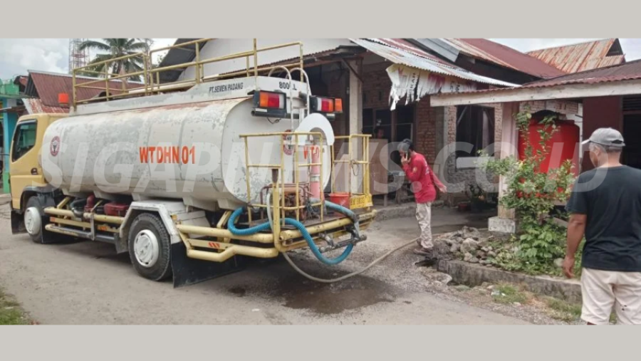 PT Semen Padang Salurkan 8.000 Liter Air Bersih untuk Warga Terdampak Galodo di Padang